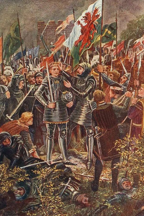 Historical illustration of the Battle of Bosworth showing armored soldiers gathered around a crowned king carrying a sword as banners wave overhead. Fallen fighters in the foreground highlight the chaos and significance of the battle that ended the Wars of the Roses.